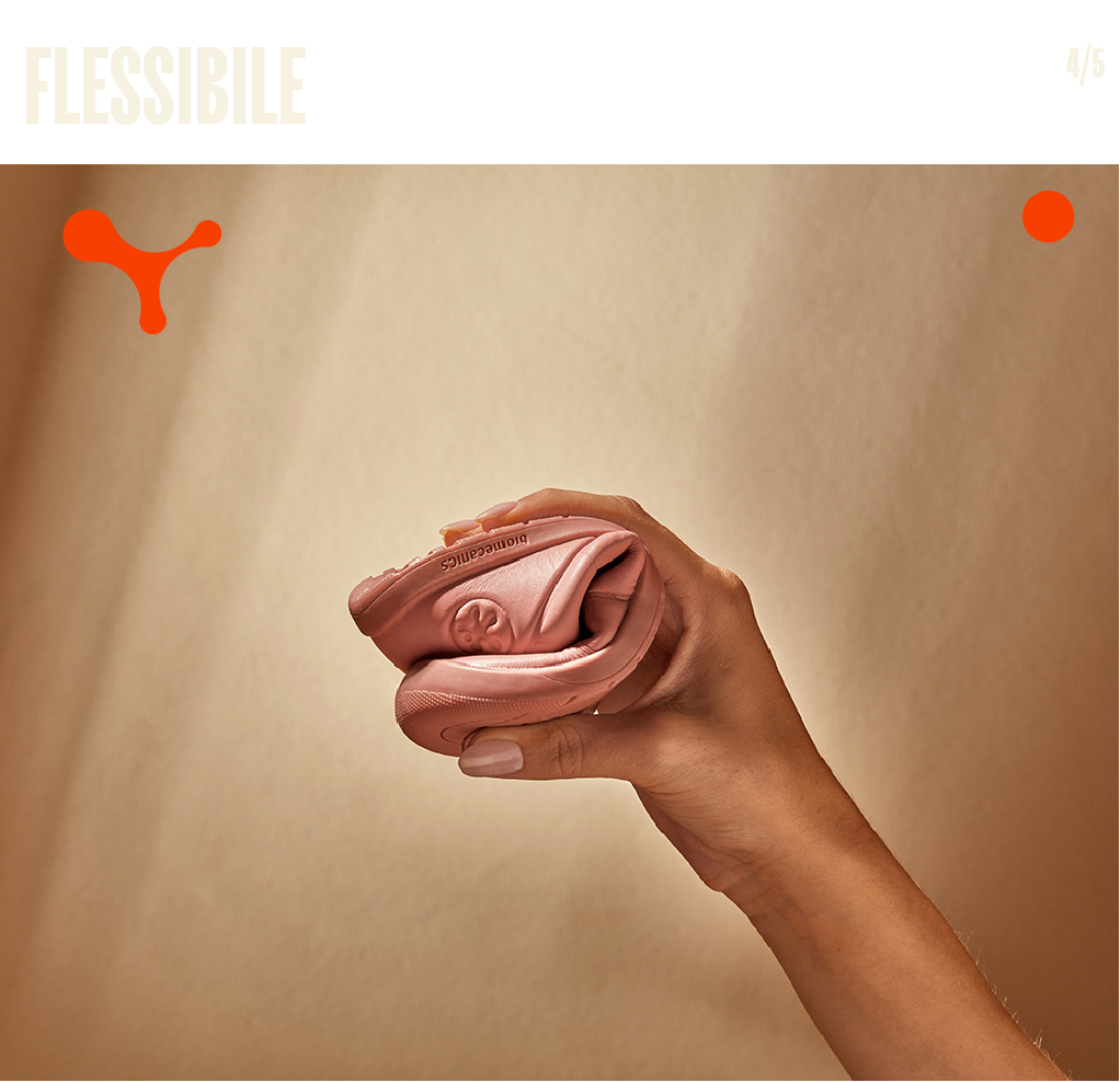 Progettiamo scanalature nelle suole per aumentare  la flessibilità dove è davvero necessaria,  garantendo così l'esperienza di camminata  più naturale e confortevole possibile.